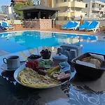Marina فندق مرمريس